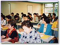 熱心に聴講する会員