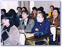 熱心に聴講する会員