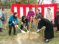 中根氏と一緒に植樹