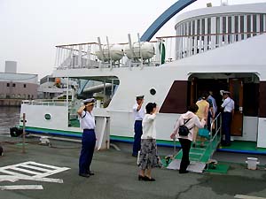 乗員が敬礼