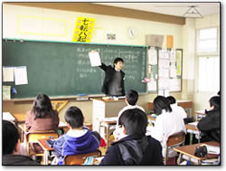 「税金のない世界」と「みんなの住んでいる世界」の違いについての説明を講師の先生から受けています。