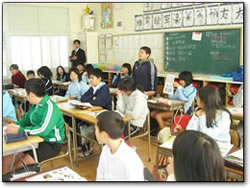 税金について知っていることを発表し合っている子どもたち